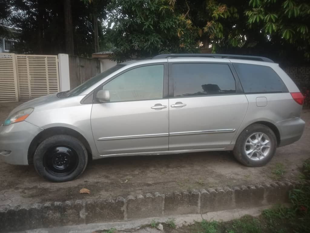 A picture of 2005 Toyota sienna engine and gear perfect ac screen and