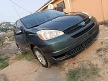 A picture of Foriegn used 2005 Toyota sienna . Accident free and first