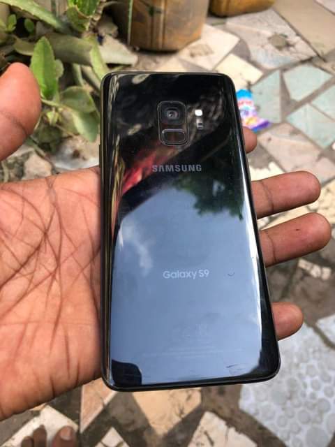 A picture of Samsung s9 plain