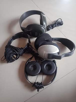 A picture of HEADPHONE NZURI ZA WAYA USED FROM UK KWA BEI POA