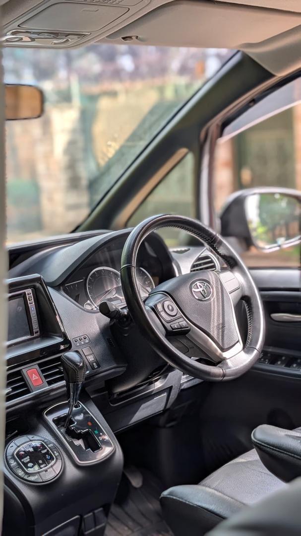 A picture of 2015 Toyota noah