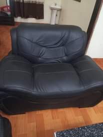A picture of 5 seater soft pure black leather sofas .one month used