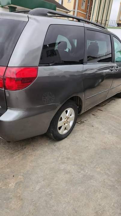 A picture of Toyota Sienna 2005 model