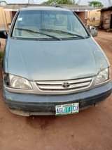 A picture of Toyota Sienna 02