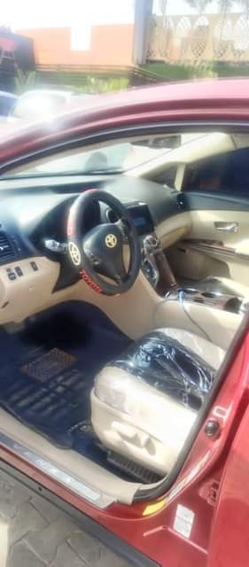 A picture of Toyota Venza 2010 upgraded to 2012 4 sale clean body