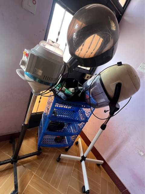 A picture of Vifaa vya saloon nauza vyote kwa pamoja no 0688074607. Karibuni