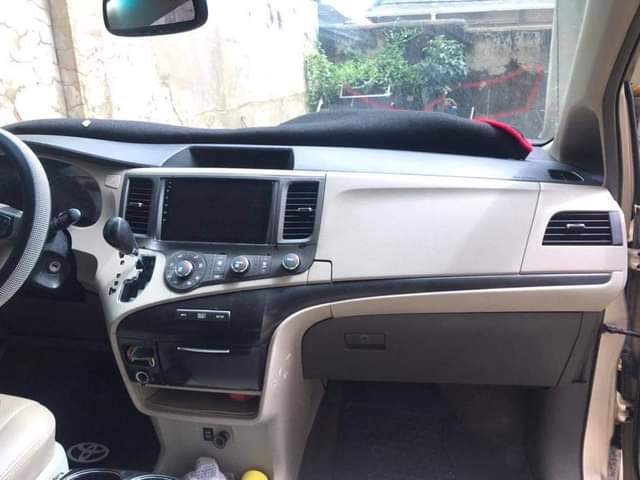 A picture of Toyota Sienna 2010