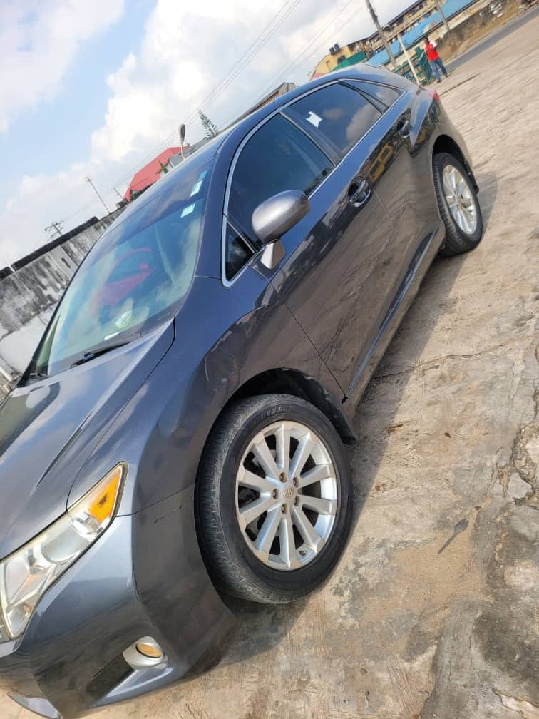 A picture of Toyota venza 2011..