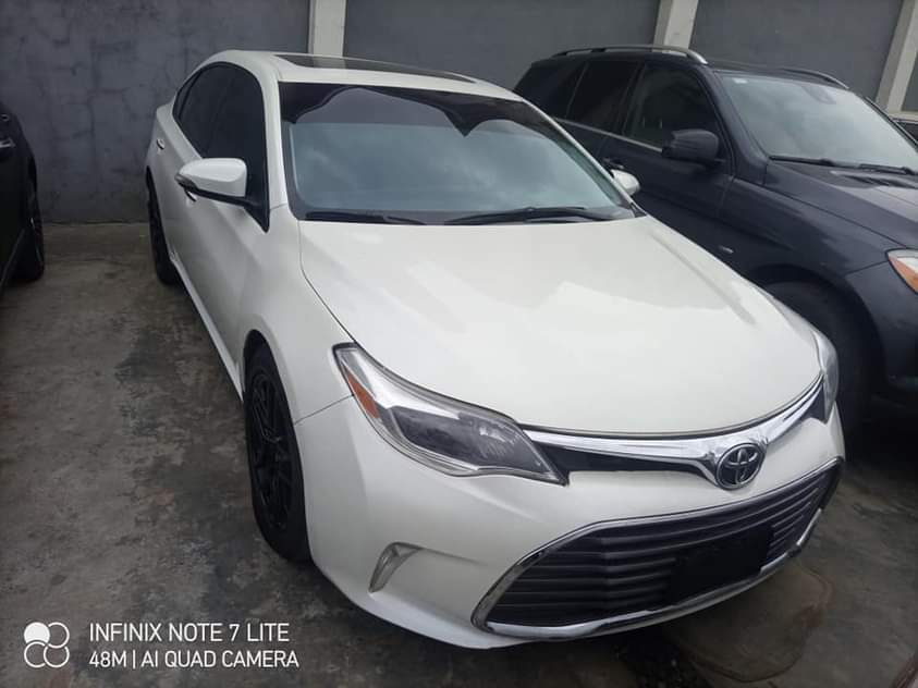 A picture of Toyota Avalon 2013