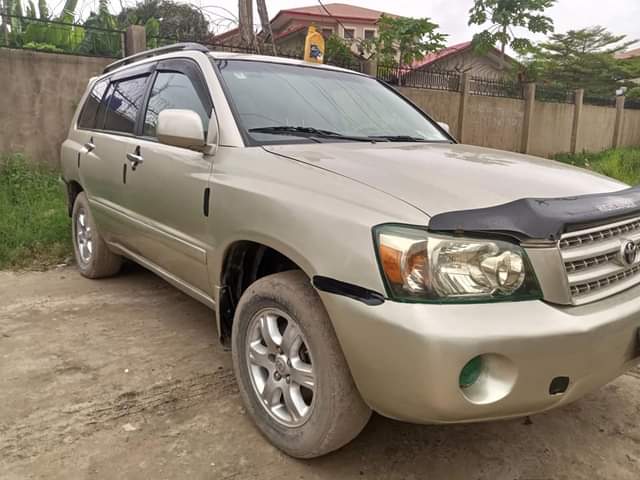 A picture of Toyota Highlander 2004 GOLD 08032534466