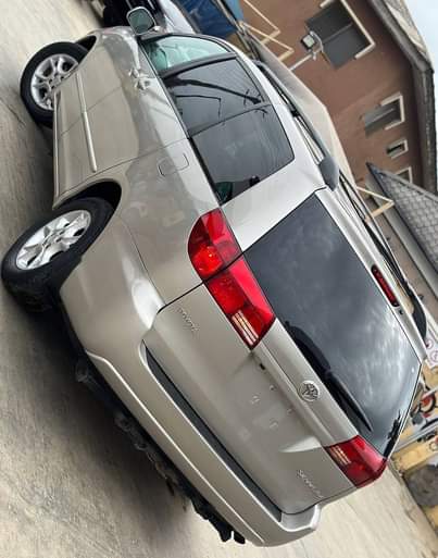 A picture of Toyota Sienna 2005 model Foreign used Tokunbo Factory fitted AC