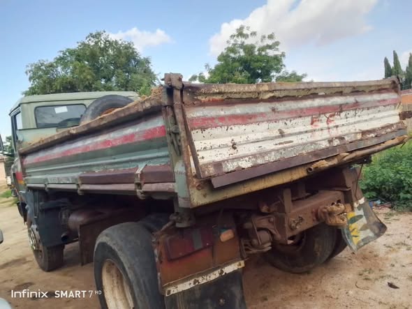 A picture of Mercedes tipper 08051869878