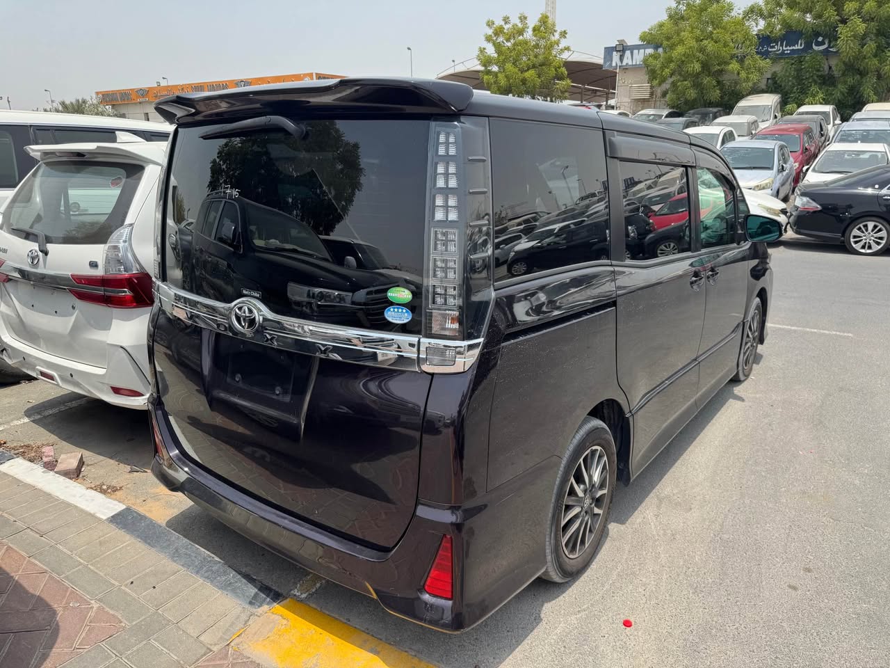 A picture of Toyota Voxy 2014 7200 usd