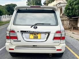 A picture of CRUISER DXB MILIONI 55 PETROL V8 MWAKA 2002 KILOMETER