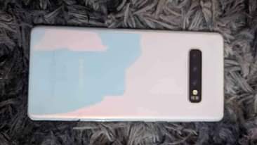 A picture of SAMSUNG S10