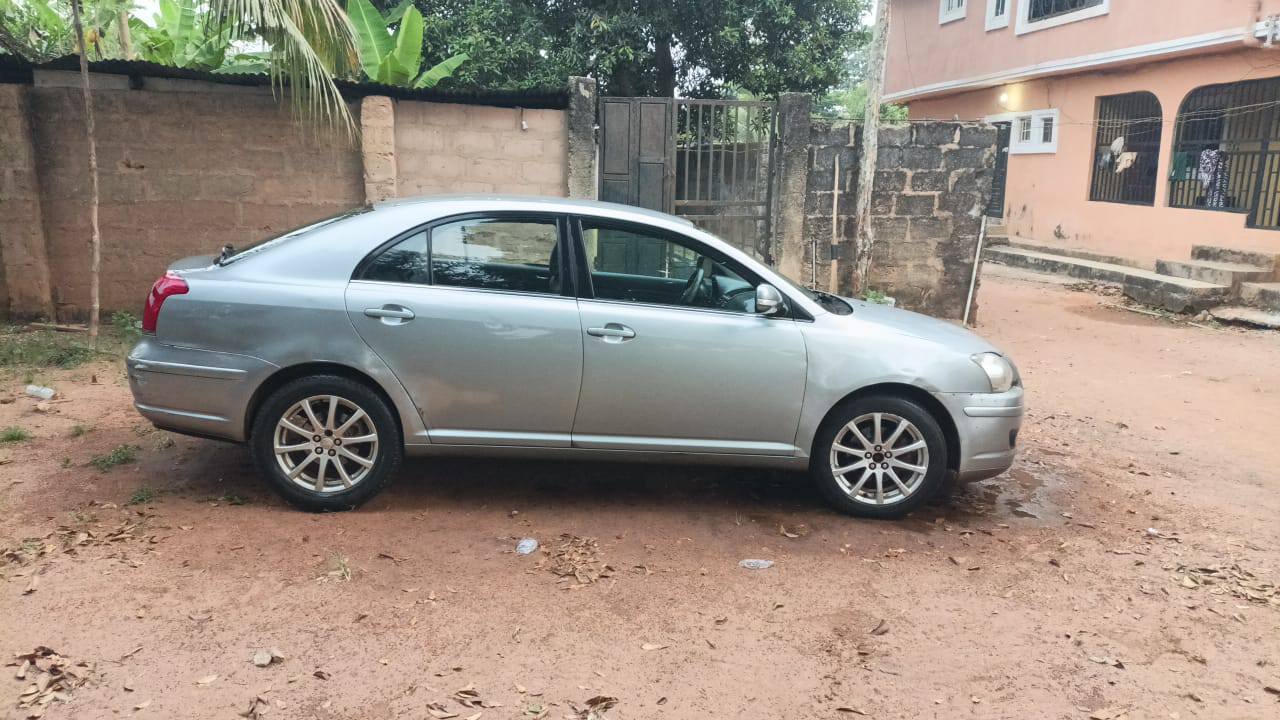 A picture of clean 2096 Toyota avensis
