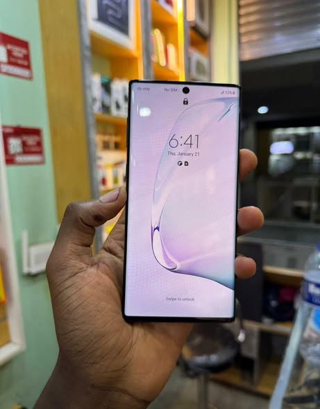 A picture of Note 10 5G 256gb 12gbram only cracked on the screen