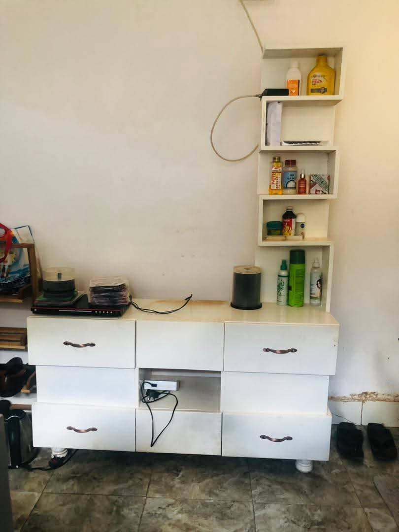 A picture of House hold items