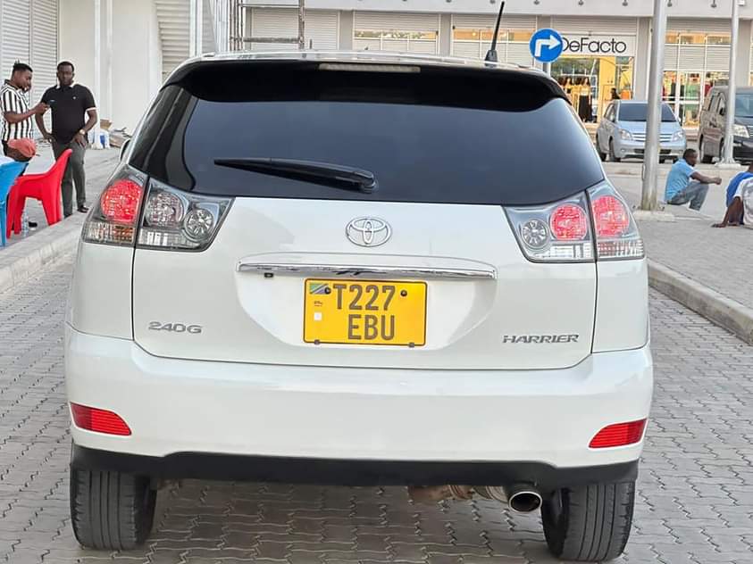 A picture of Toyota Harrier pearl white