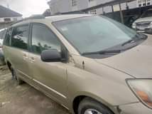 A picture of 06 model sienna engine and gear shape intiro needs attention