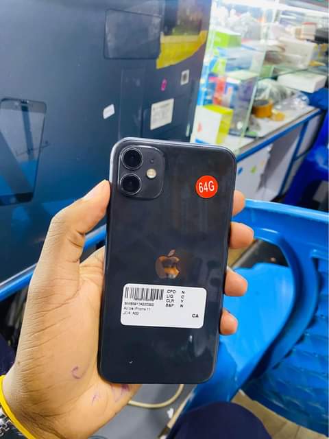 A picture of iPhone 11 64gb at 890k Clean Piece