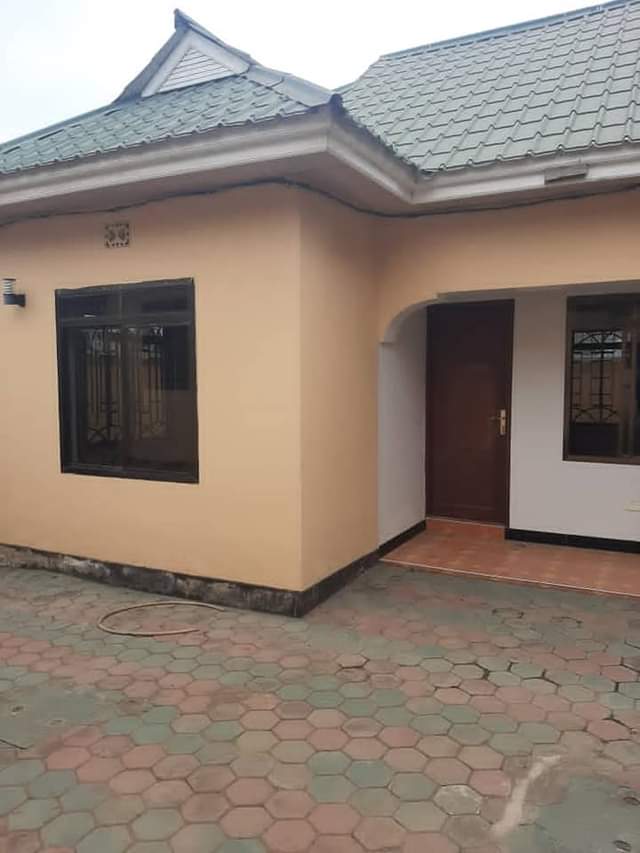 A picture of Double selfu inapangishwa Sakina