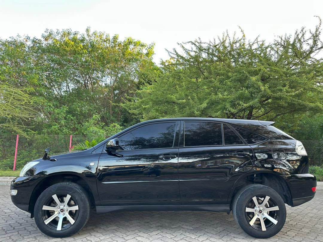 A picture of TOYOTA HARRIER 2006