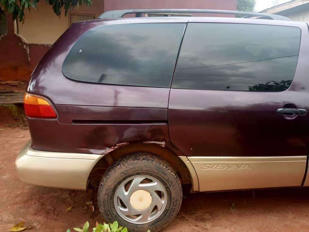 A picture of Toyota sienna 2000 2001 model xLE