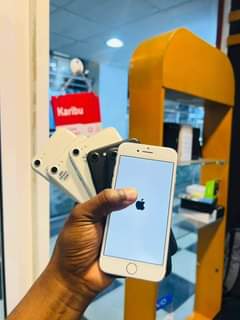 A picture of iPhone 7plain GB 32 0746417124