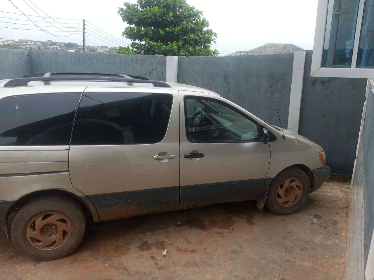 A picture of Toyota sienna 2002