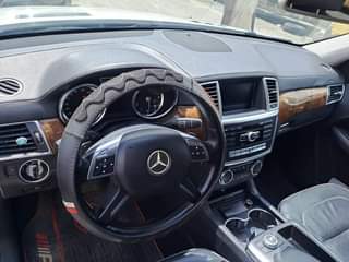 A picture of 2013 Mercedes Benz ML550