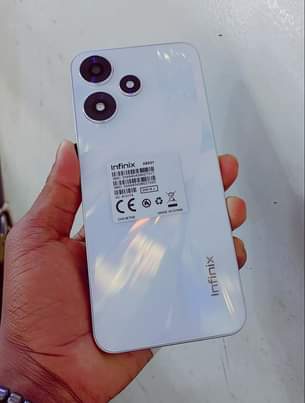 A picture of Infinix Hot 30 256GB Rom 16GB Ram Call me 0704870817