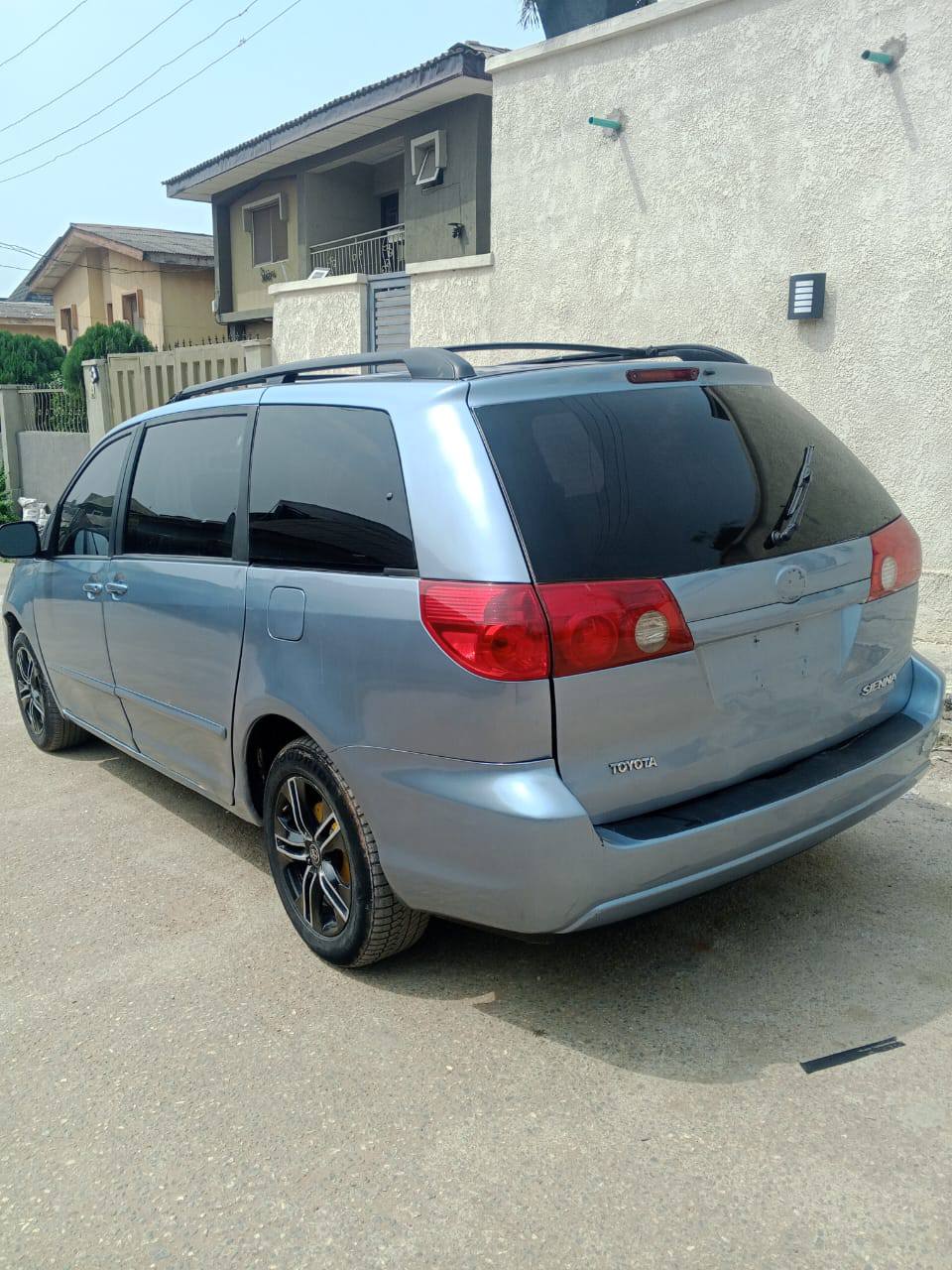 A picture of Toyota sienna 2005