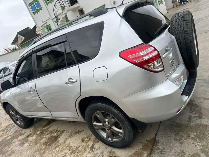 A picture of Toyota RAV4 2010 model