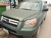 A picture of Honda pilot 2004