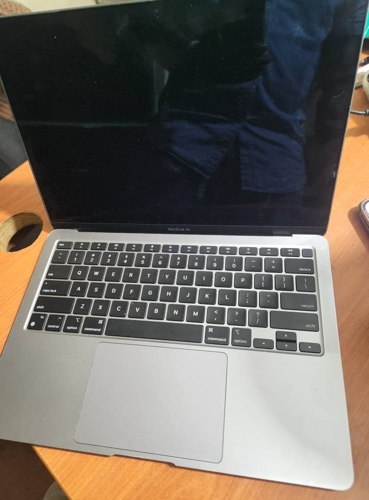 A picture of Original Apple macbook M1 for 1 5m at my shop