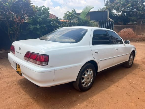 A picture of 2005 Toyota cresta