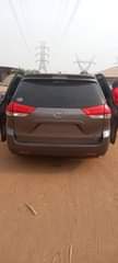 A picture of Toyota Sienna 2010.