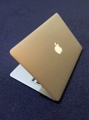 A picture of MacBook Air Core i7 Chaji masaa 7 Ram 4 in