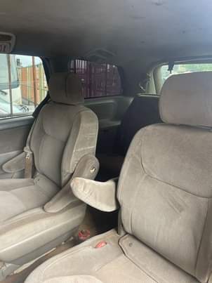 A picture of Toyota sienna 05
