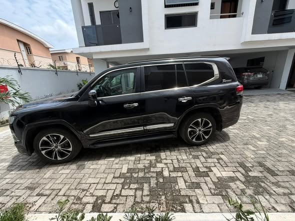A picture of 2014 Toyota land cruiser gx r