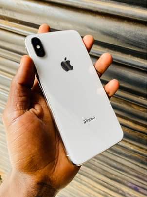 A picture of iPhone X 256Gb at 550k