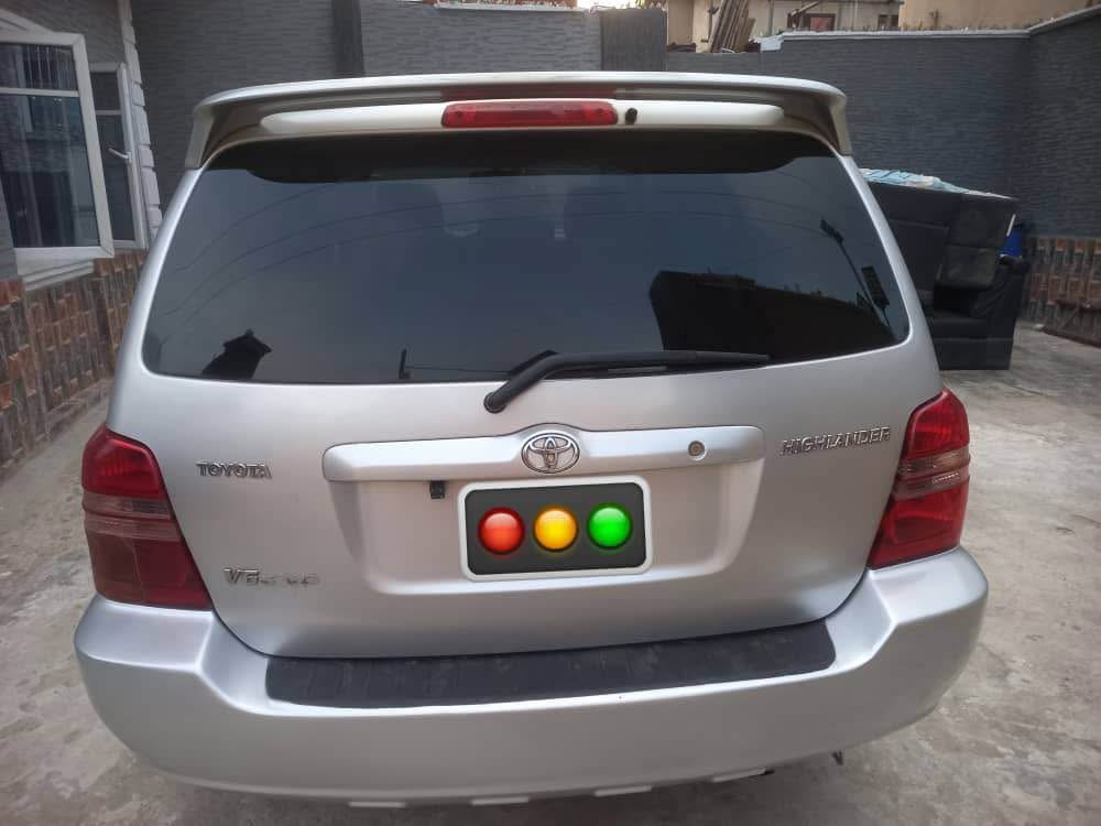 A picture of Highlander 2003 model very clean