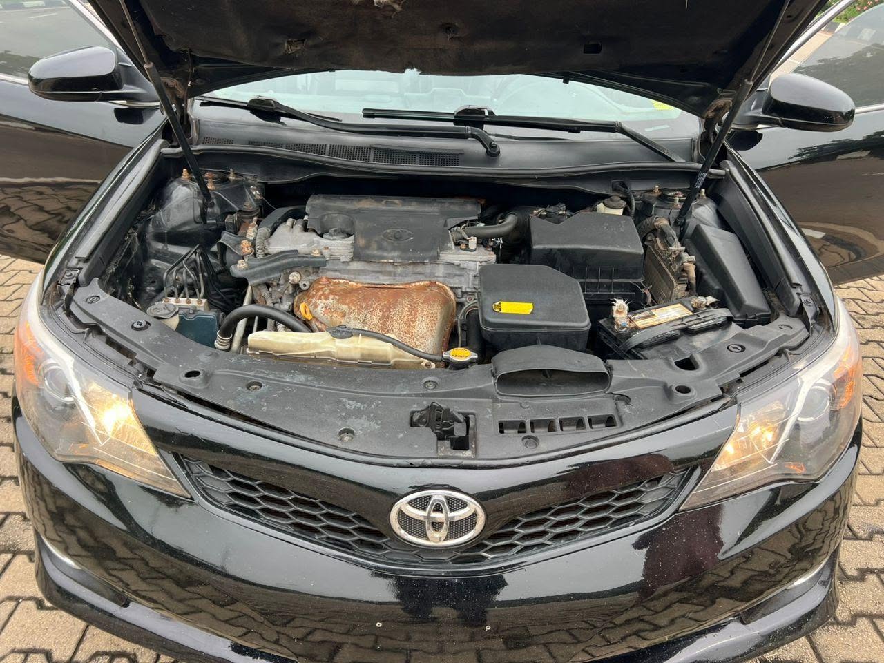 A picture of BLACK ON BLACK 2013 MODEL CAMRY V4