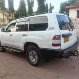 A picture of Toyota landcruiser inauzwa
