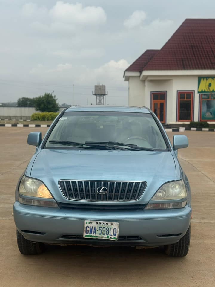 A picture of EXTREMELY CLEAN 2000 NEATLY USED LEXUS RX300 Duty fully paid
