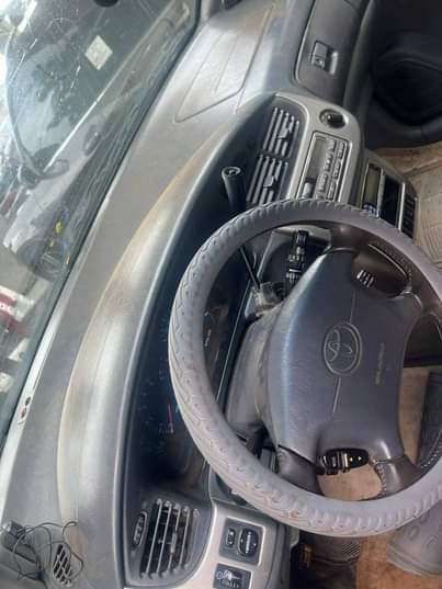 A picture of Belgium Standard Toyota Sienna 2002 First body AC chilling power