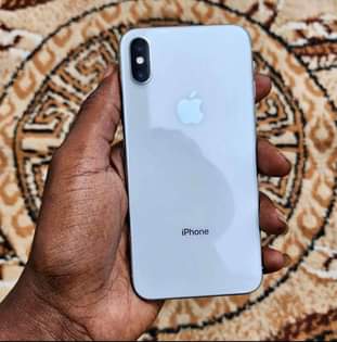 A picture of I phone x gb 64