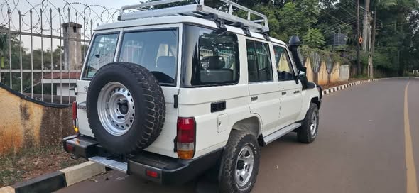 A picture of Toyota Land Cruiser Model 2018 Manual 0787181703 0704482571 Call Whatsapp