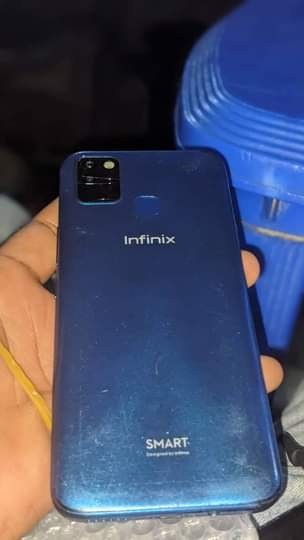 A picture of Samsung Galaxy A7 na Infinix smart 5